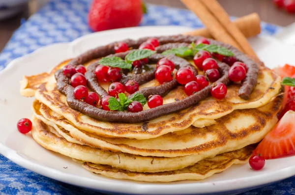 Panqueques de canela con salsa de chocolate y bayas —  Fotos de Stock