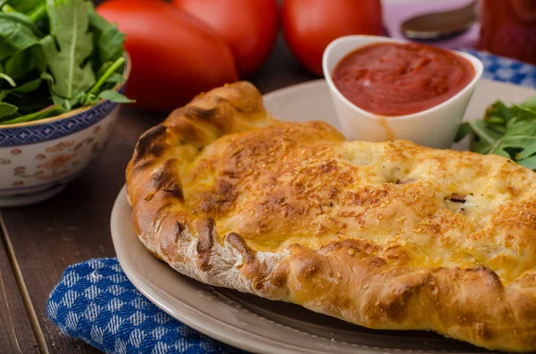 Pizza Calzone recheada com queijo e presunto — Fotografia de Stock