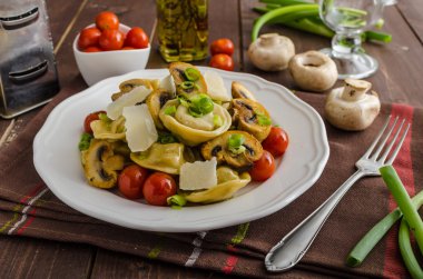 Tortellini sebze bahar karışımı ile doldurulmuş