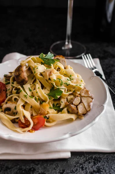 Pasta con aglio arrosto e funghi — Foto Stock