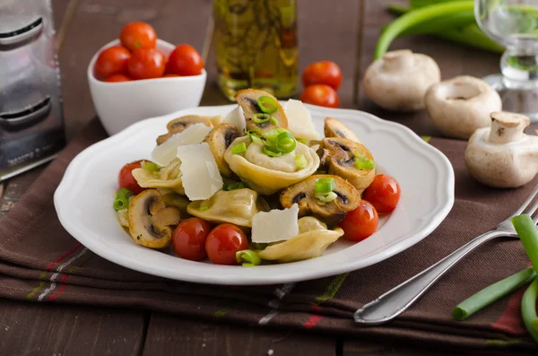 Tortellini farci avec un mélange de printemps de légumes — Photo