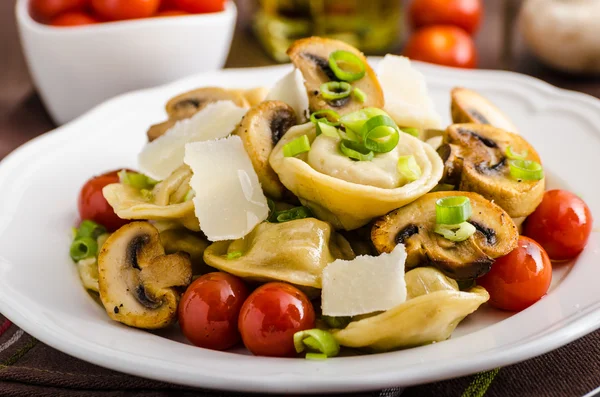 Tortellini relleno con una mezcla de primavera vegetal —  Fotos de Stock