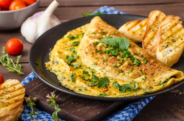 Omelette alle erbe con erba cipollina e origano cosparse di omelette alle erbe con scaglie di peperoncino — Foto Stock