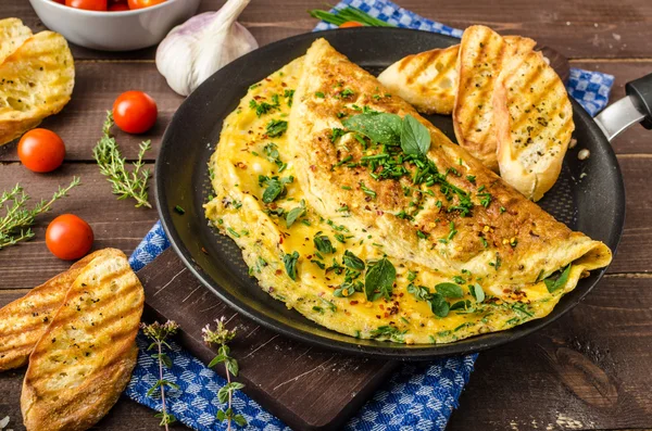 Herb omelette with chives and oregano sprinkled with Herb omelette with chili flakes — Stock Fotó