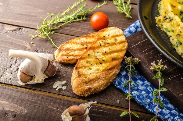 Tortilla de hierbas con cebollino y orégano espolvoreado con tortilla de hierbas con hojuelas de chile — Foto de Stock