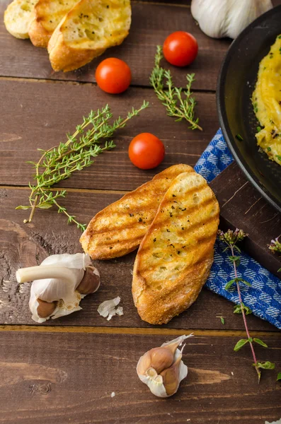 Omelette alle erbe con erba cipollina e origano cosparse di omelette alle erbe con scaglie di peperoncino — Foto Stock