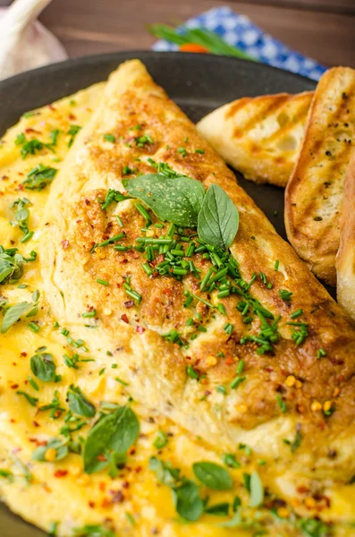 Herb omelette with chives and oregano sprinkled with Herb omelette with chili flakes — Stockfoto