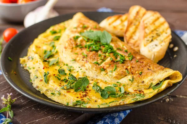 Herb omelette with chives and oregano sprinkled with Herb omelette with chili flakes — Stock fotografie