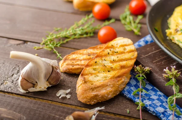 Herb omelette with chives and oregano sprinkled with Herb omelette with chili flakes — Stockfoto