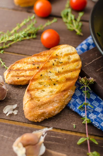 Omelette alle erbe con erba cipollina e origano cosparse di omelette alle erbe con scaglie di peperoncino — Foto Stock