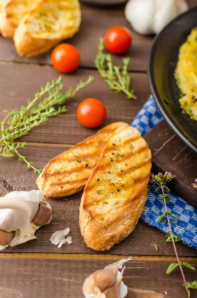 Herb omelette with chives and oregano sprinkled with Herb omelette with chili flakes — Zdjęcie stockowe