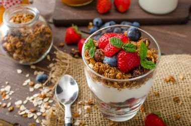 Yoğurt pişmiş granola ve meyveleri küçük cam