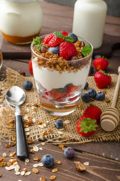 Yogur con granola al horno y bayas en vaso pequeño — Foto de Stock