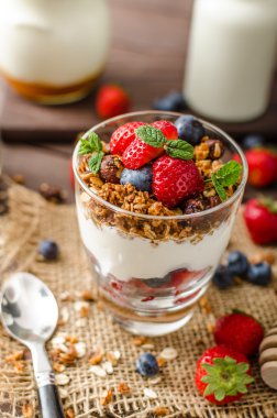Yoğurt pişmiş granola ve meyveleri küçük cam