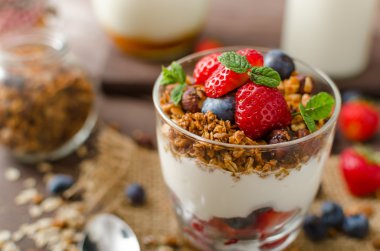 Yoğurt pişmiş granola ve meyveleri küçük cam