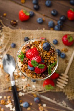 Yoğurt pişmiş granola ve meyveleri küçük cam