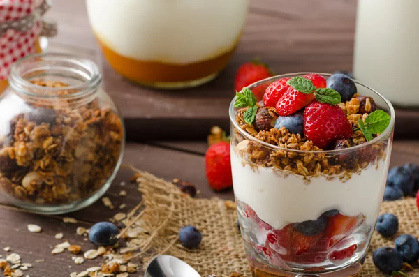 Sült granola és a bogyók kis pohár joghurt — Stock Fotó