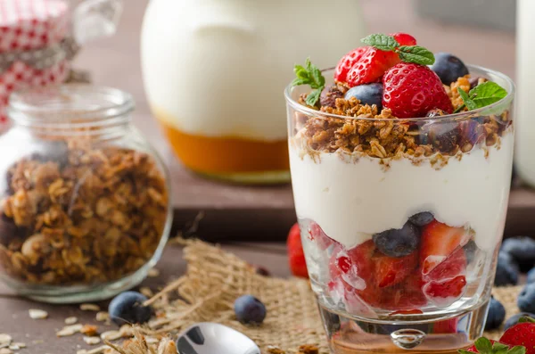 Sült granola és a bogyók kis pohár joghurt — Stock Fotó