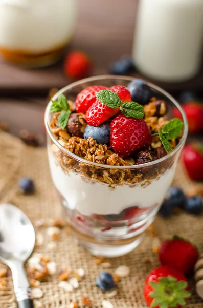 Yogur con granola al horno y bayas en vaso pequeño — Foto de Stock