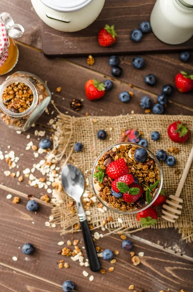 Sült granola és a bogyók kis pohár joghurt — Stock Fotó