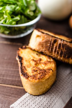 Yumurtalı ekmek ile ev yapımı jambon, gouda peyniri