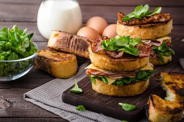 Tostadas francesas con jamón casero, queso gouda —  Fotos de Stock