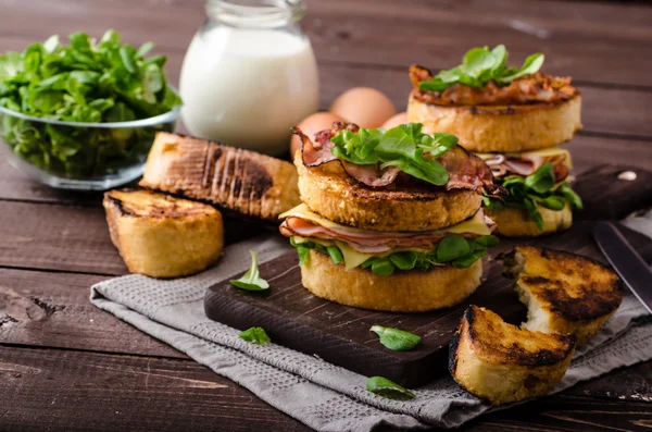 Tostadas francesas con jamón casero, queso gouda —  Fotos de Stock