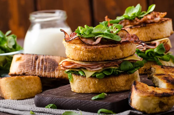 Tostadas francesas con jamón casero, queso gouda —  Fotos de Stock