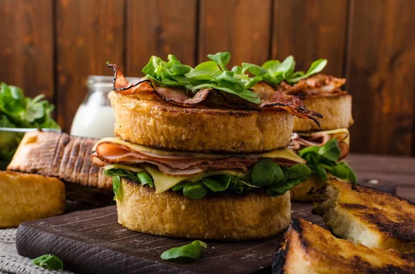 Tostadas francesas con jamón casero, queso gouda —  Fotos de Stock