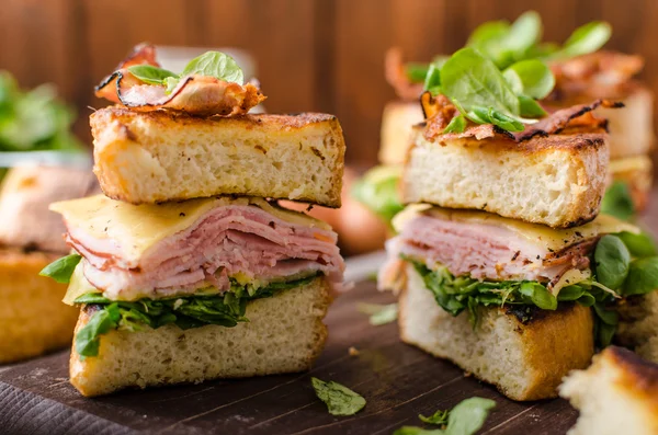 Tostadas francesas con jamón casero, queso gouda —  Fotos de Stock