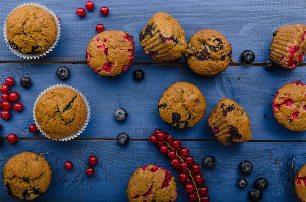 Hausgemachte gesunde Muffins mit Früchten — Stockfoto