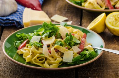 Tagliatelle pastırma, sarımsak ve salata ile