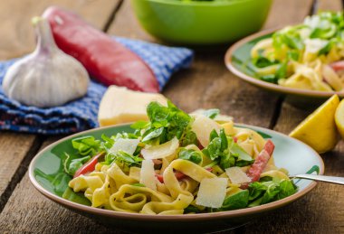 Tagliatelle pastırma, sarımsak ve salata ile