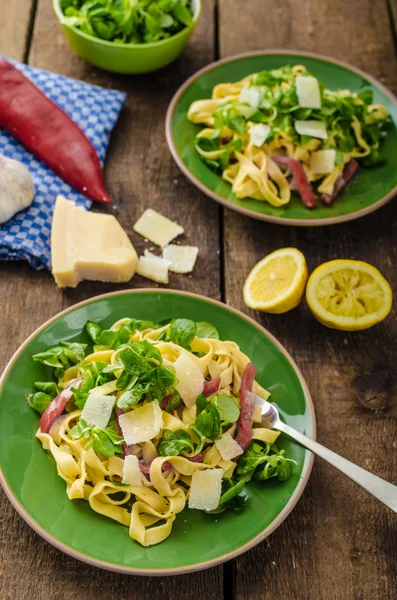 Tagliatelle con tocino, ajo y ensalada —  Fotos de Stock