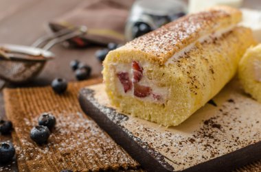 Sünger rulo çilekli krema ile doldurulmuş