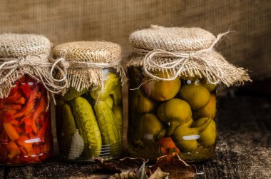 Pişmiş sebze, turşu, ev yapımı ketçap