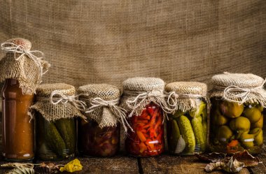 Pişmiş sebze, turşu, ev yapımı ketçap