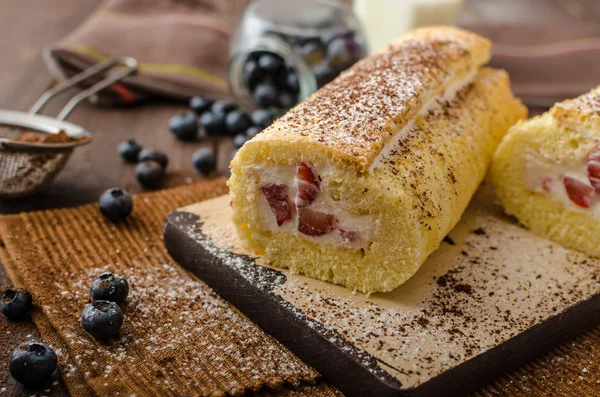 Rolo de esponja recheado com creme de morango — Fotografia de Stock