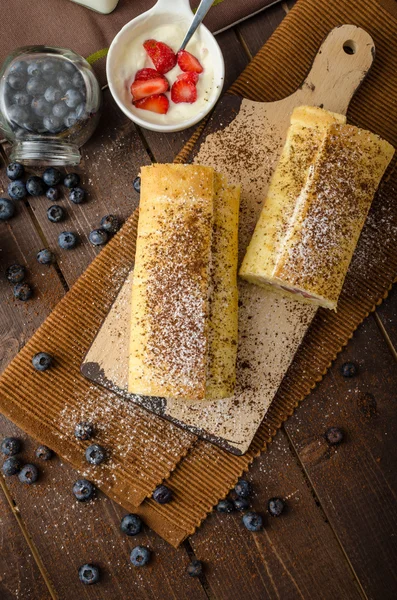 Spons roll gevuld met aardbeienroom — Stockfoto