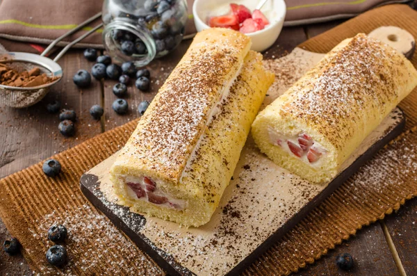 Rotolo di spugna ripieno di crema di fragole — Foto Stock