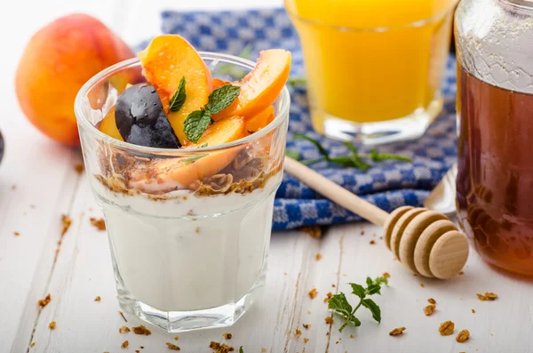 Griechischer Joghurt mit frischem Obst — Stockfoto