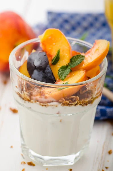 Taze meyve ile Yunan yoğurt — Stok fotoğraf