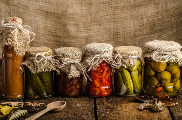 Verduras cocidas, pepinillos, ketchup casero —  Fotos de Stock