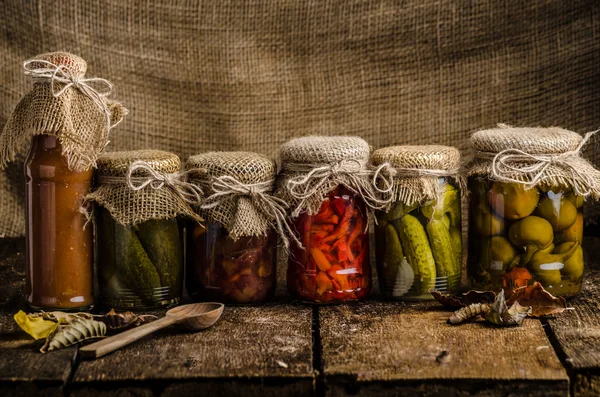 Verduras cocidas, pepinillos, ketchup casero —  Fotos de Stock