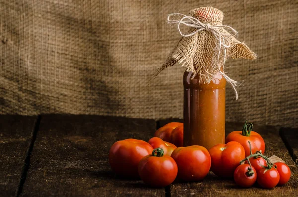 Zelfgemaakte ketchup van tomaten gekweekt in organische tuin — Stockfoto