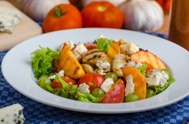 Mavi peynir ve salata ile ızgara meyve