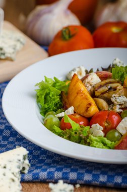 Mavi peynir ve salata ile ızgara meyve