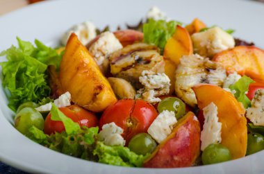 Mavi peynir ve salata ile ızgara meyve