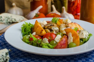 Mavi peynir ve salata ile ızgara meyve