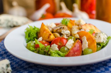 Mavi peynir ve salata ile ızgara meyve